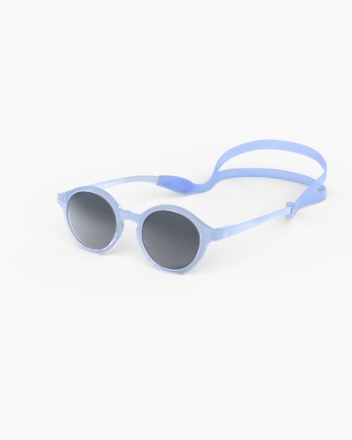 Izipizi Les Lunettes De Soleil Kids #d Athletic Purple Avec Leur Forme Pantos S’adaptent à Toutes Les Morphologies. Le Coloris Athletic Purple énergique Et Vibrant Offre à Votre Enfant Un Look Dynamique Et Audacieux Tout En