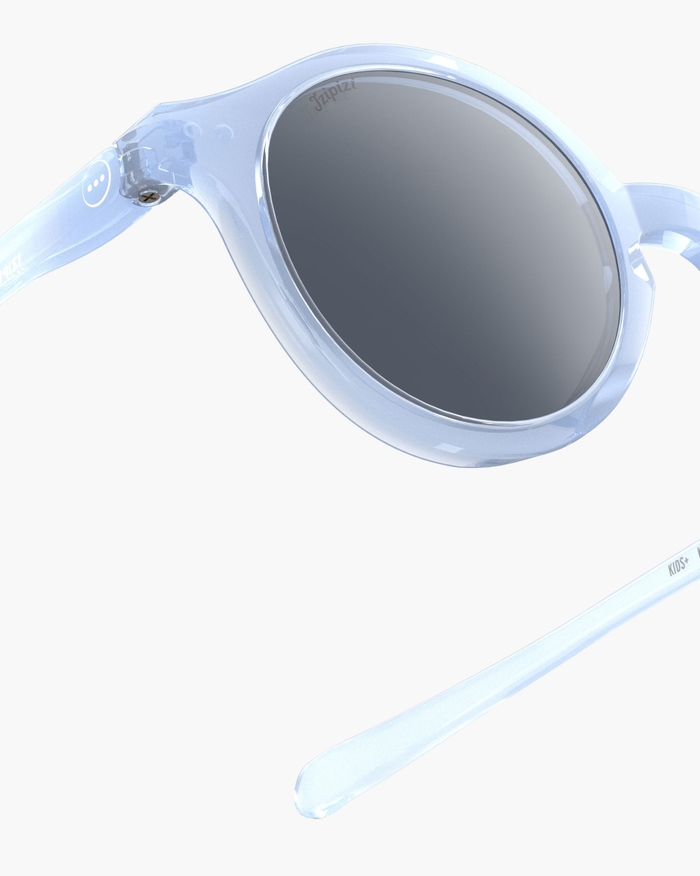 Izipizi Les Lunettes De Soleil Kids #d Athletic Purple Avec Leur Forme Pantos S’adaptent à Toutes Les Morphologies. Le Coloris Athletic Purple énergique Et Vibrant Offre à Votre Enfant Un Look Dynamique Et Audacieux Tout En