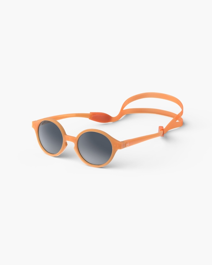 Izipizi Les Lunettes De Soleil Kids #d Orange Smash Avec Leur Forme Pantos S’adaptent Parfaitement à Toutes Les Morphologies. Leur Coloris Orange Smash Vibrant Et Plein D’énergie Ajoute Du Peps Au Style De Votre Enfant Tou