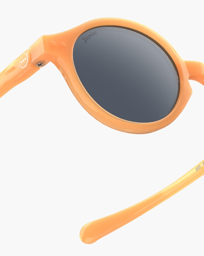 Izipizi Les Lunettes De Soleil Kids #d Orange Smash Avec Leur Forme Pantos S’adaptent Parfaitement à Toutes Les Morphologies. Leur Coloris Orange Smash Vibrant Et Plein D’énergie Ajoute Du Peps Au Style De Votre Enfant Tou