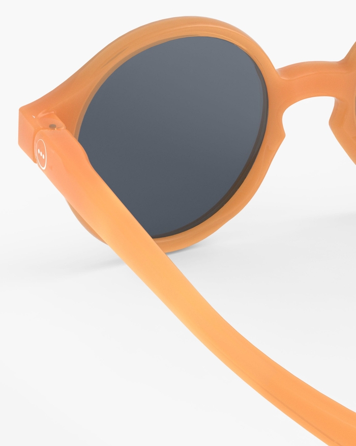 Izipizi Les Lunettes De Soleil Kids #d Orange Smash Avec Leur Forme Pantos S’adaptent Parfaitement à Toutes Les Morphologies. Leur Coloris Orange Smash Vibrant Et Plein D’énergie Ajoute Du Peps Au Style De Votre Enfant Tou