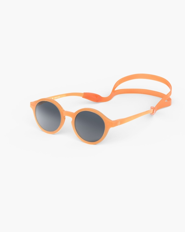Izipizi Les Lunettes De Soleil Kids #d Orange Smash Avec Leur Forme Pantos S’adaptent Parfaitement à Toutes Les Morphologies. Leur Coloris Orange Smash Vibrant Et Plein D’énergie Ajoute Du Peps Au Style De Votre Enfant Tou