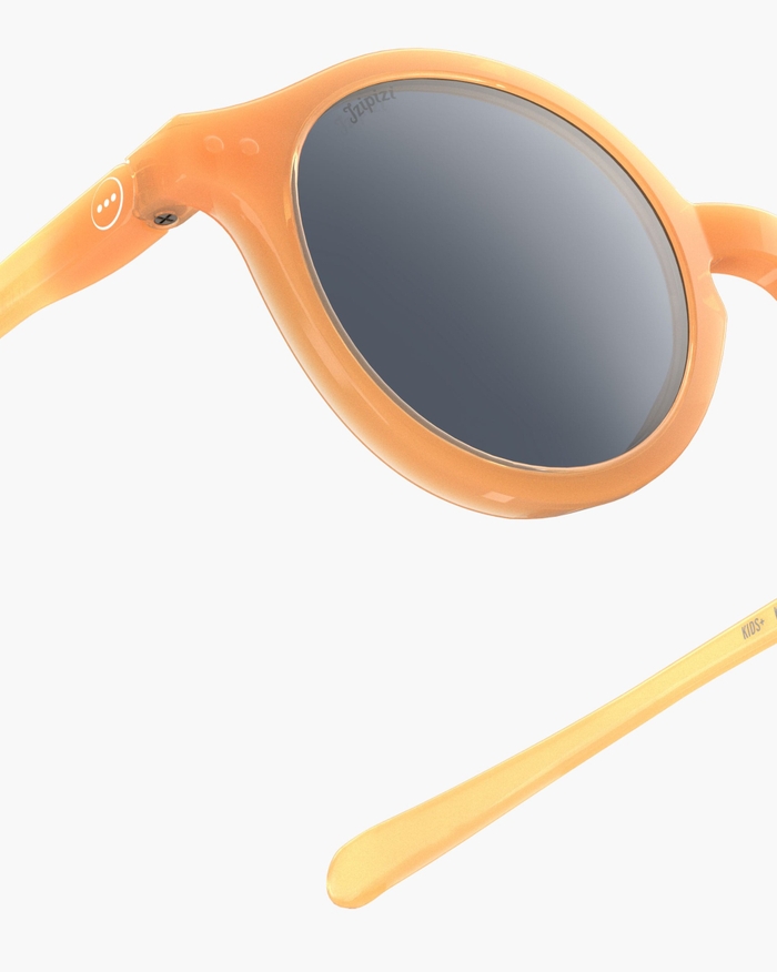 Izipizi Les Lunettes De Soleil Kids #d Orange Smash Avec Leur Forme Pantos S’adaptent Parfaitement à Toutes Les Morphologies. Leur Coloris Orange Smash Vibrant Et Plein D’énergie Ajoute Du Peps Au Style De Votre Enfant Tou