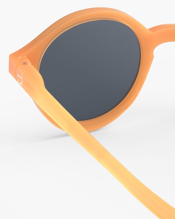Izipizi Les Lunettes De Soleil Kids #d Orange Smash Avec Leur Forme Pantos S’adaptent Parfaitement à Toutes Les Morphologies. Leur Coloris Orange Smash Vibrant Et Plein D’énergie Ajoute Du Peps Au Style De Votre Enfant Tou