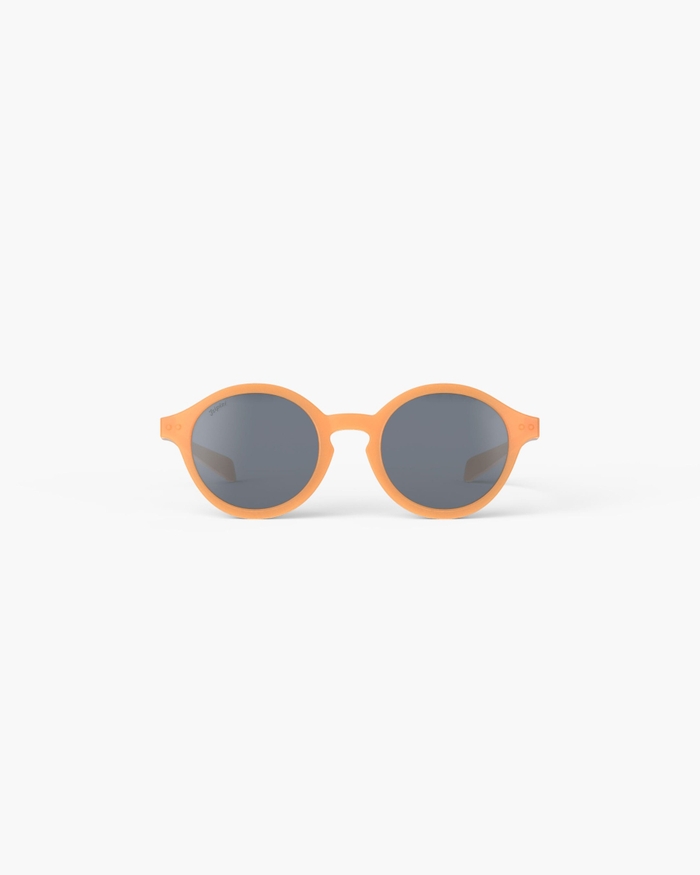 izipizi Les lunettes de soleil Kids #d Orange Smash avec leur forme pantos s’adaptent parfaitement à toutes les morphologies. Leur coloris Orange Smash vibrant et plein d’énergie ajoute du peps au style de votre enfant tou