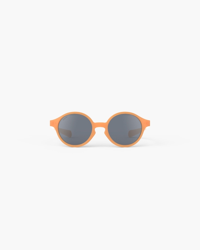 izipizi Les lunettes de soleil Kids #d Orange Smash avec leur forme pantos s’adaptent parfaitement à toutes les morphologies. Leur coloris Orange Smash vibrant et plein d’énergie ajoute du peps au style de votre enfant tou
