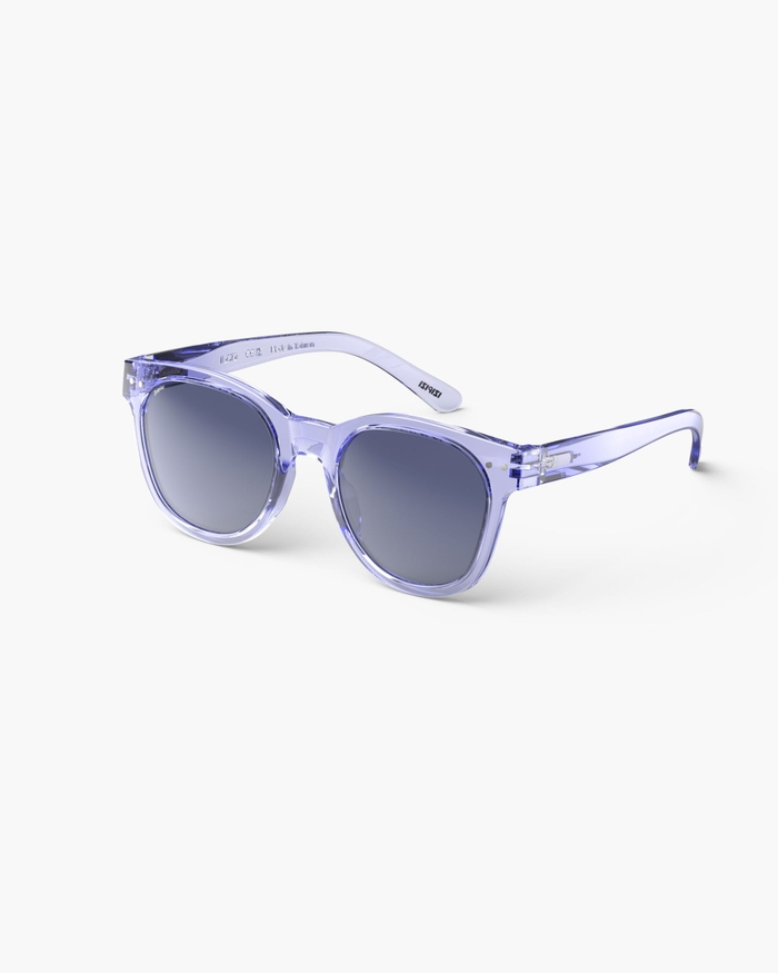 Izipizi Les Lunettes De Soleil #N Athletic Purple Allient Sobre élégance Et Dynamisme Avec Une Teinte Pleine De Vitalité. Leur Forme Trapèze Oversize Audacieuse Et Intemporelle Est Idéale Pour Les Visages Ronds Ou Carrés S