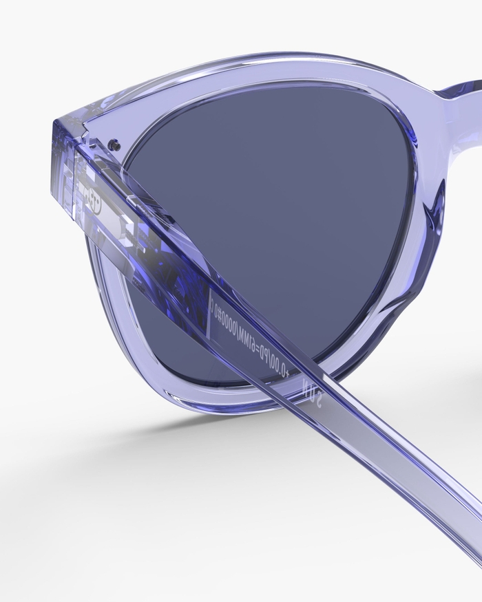 Izipizi Les Lunettes De Soleil #N Athletic Purple Allient Sobre élégance Et Dynamisme Avec Une Teinte Pleine De Vitalité. Leur Forme Trapèze Oversize Audacieuse Et Intemporelle Est Idéale Pour Les Visages Ronds Ou Carrés S