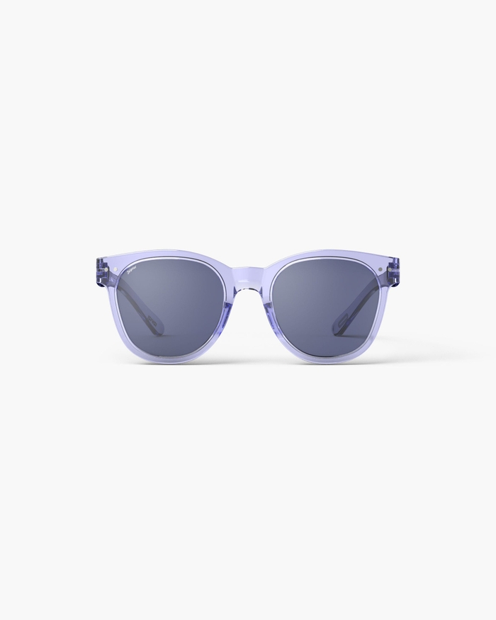 izipizi Les lunettes de soleil #N Athletic Purple allient sobre élégance et dynamisme avec une teinte pleine de vitalité. Leur forme trapèze oversize audacieuse et intemporelle est idéale pour les visages ronds ou carrés s