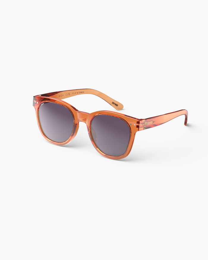 Izipizi Les Lunettes De Soleil #N Orange Smash Sont Un Parfait Mélange De Style Audacieux Et De Fraîcheur. Leur Forme Trapèze Oversize Audacieuse Et Intemporelle Est Idéale Pour Les Visages Ronds Ou Carrés Souhaitant Allong
