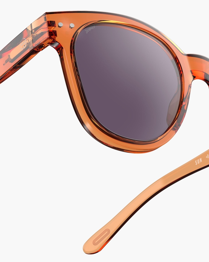Izipizi Les Lunettes De Soleil #N Orange Smash Sont Un Parfait Mélange De Style Audacieux Et De Fraîcheur. Leur Forme Trapèze Oversize Audacieuse Et Intemporelle Est Idéale Pour Les Visages Ronds Ou Carrés Souhaitant Allong