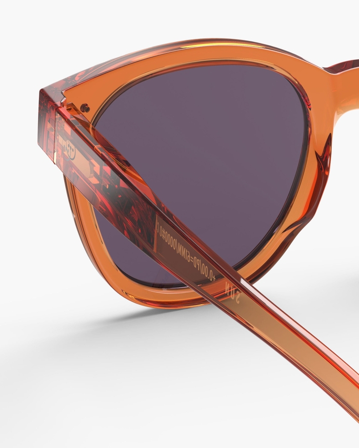 Izipizi Les Lunettes De Soleil #N Orange Smash Sont Un Parfait Mélange De Style Audacieux Et De Fraîcheur. Leur Forme Trapèze Oversize Audacieuse Et Intemporelle Est Idéale Pour Les Visages Ronds Ou Carrés Souhaitant Allong