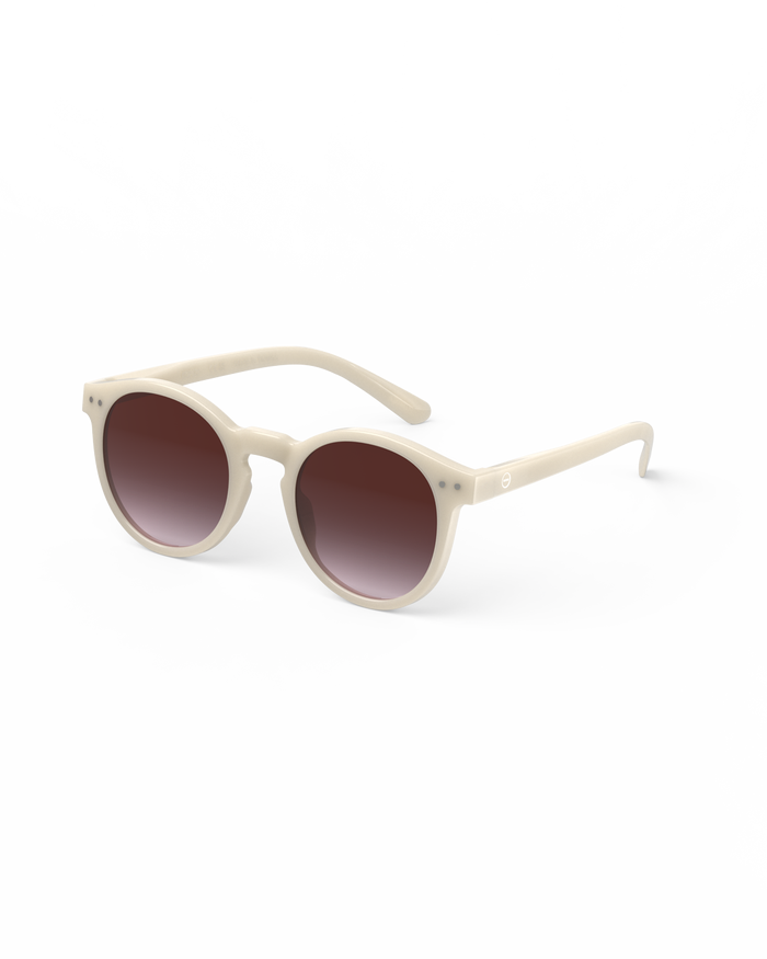 Izipizi Les Lunettes De Soleil Oversize SUN M Vintage Cream Combinent Le Charme De La French Riviera Avec Une élégance Moderne. Leur Monture Crème Lumineuse Respire La Sophistication Tandis Que Leurs Verres Dégradés Violets