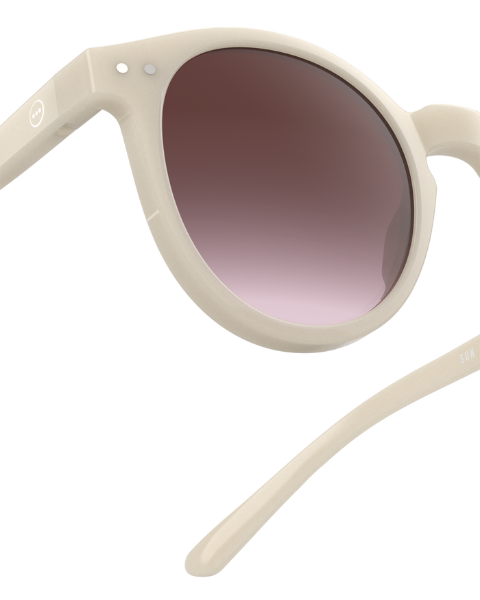 Izipizi Les Lunettes De Soleil Oversize SUN M Vintage Cream Combinent Le Charme De La French Riviera Avec Une élégance Moderne. Leur Monture Crème Lumineuse Respire La Sophistication Tandis Que Leurs Verres Dégradés Violets