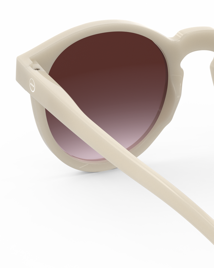 Izipizi Les Lunettes De Soleil Oversize SUN M Vintage Cream Combinent Le Charme De La French Riviera Avec Une élégance Moderne. Leur Monture Crème Lumineuse Respire La Sophistication Tandis Que Leurs Verres Dégradés Violets
