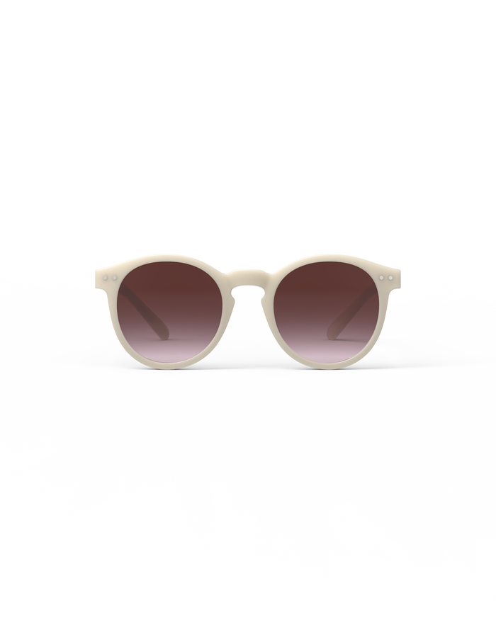 izipizi Les lunettes de soleil oversize SUN M Vintage Cream combinent le charme de la French Riviera avec une élégance moderne. Leur monture crème lumineuse respire la sophistication tandis que leurs verres dégradés violets