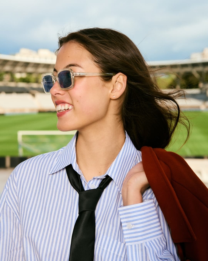 Izipizi Les Lunettes #PLAY Active Yellow Offrent Un Look Décontracté Et Moderne Avec Une Teinte Jaune Douce Et équilibrée évoquant Harmonie Et Tranquillité. Leur Forme Rectangulaire Est Idéale Pour Les Visages Ronds Souha