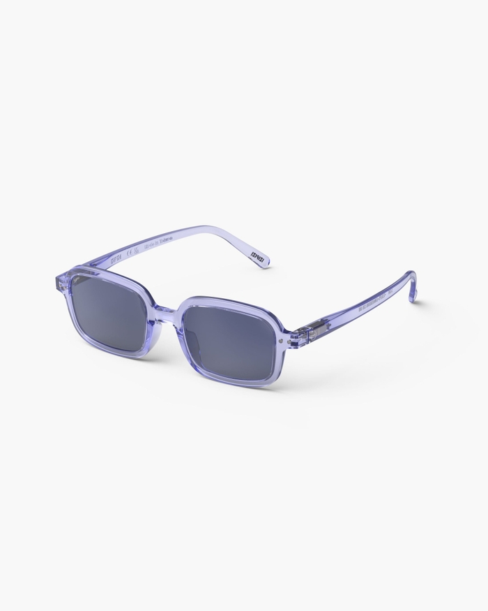 Izipizi Les Lunettes #PLAY Athletic Purple Allient Un Style Décontracté Et Rétro Avec Une Monture Trapèze Oversize. Parfaites Pour Les Visages Ronds Souhaitant Allonger Leurs Traits Ou Ovales Pour Un Caractère Affirmé Elle