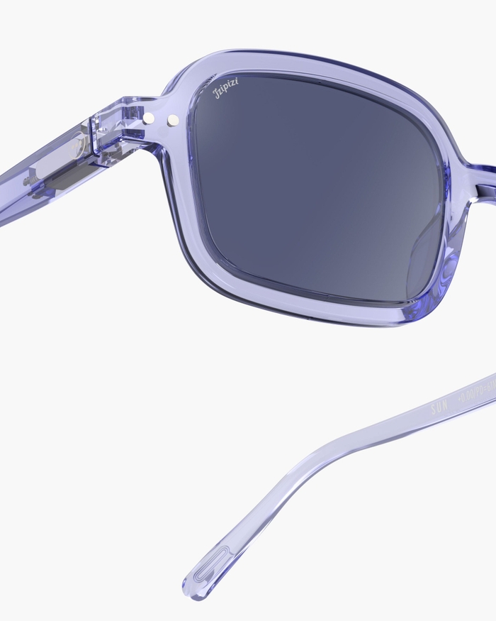 Izipizi Les Lunettes #PLAY Athletic Purple Allient Un Style Décontracté Et Rétro Avec Une Monture Trapèze Oversize. Parfaites Pour Les Visages Ronds Souhaitant Allonger Leurs Traits Ou Ovales Pour Un Caractère Affirmé Elle