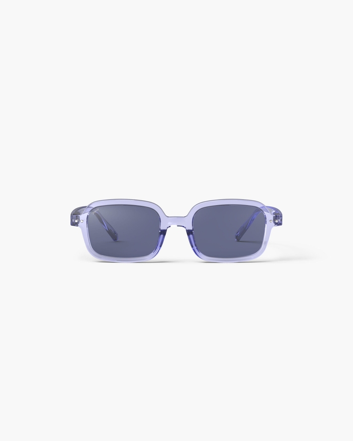 izipizi Les lunettes #PLAY Athletic Purple allient un style décontracté et rétro avec une monture trapèze oversize. Parfaites pour les visages ronds souhaitant allonger leurs traits ou ovales pour un caractère affirmé elle