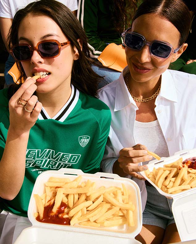 Izipizi Les Lunettes #PLAY Orange Smash Combinent Un Style Décontracté Et Rétro Avec Une Forme Trapèze Oversize. Idéales Pour Un Look Actif Et Moderne Elles Sont Parfaites Pour Les Visages Ronds Souhaitant Allonger Leurs Tr