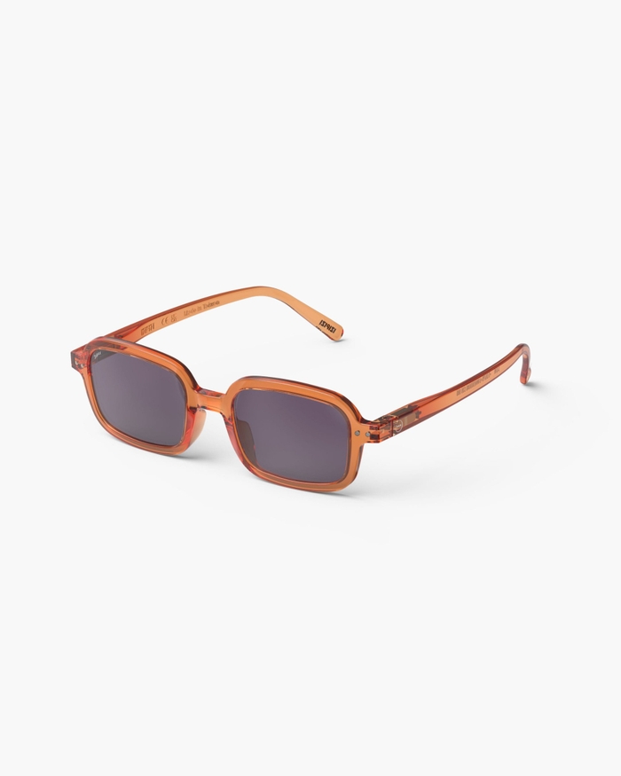 Izipizi Les Lunettes #PLAY Orange Smash Combinent Un Style Décontracté Et Rétro Avec Une Forme Trapèze Oversize. Idéales Pour Un Look Actif Et Moderne Elles Sont Parfaites Pour Les Visages Ronds Souhaitant Allonger Leurs Tr