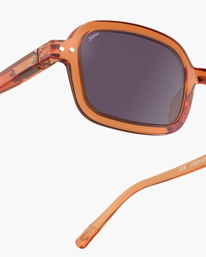 Izipizi Les Lunettes #PLAY Orange Smash Combinent Un Style Décontracté Et Rétro Avec Une Forme Trapèze Oversize. Idéales Pour Un Look Actif Et Moderne Elles Sont Parfaites Pour Les Visages Ronds Souhaitant Allonger Leurs Tr