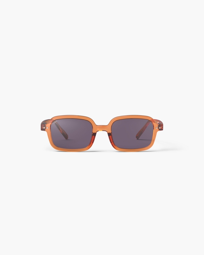izipizi Les lunettes #PLAY Orange Smash combinent un style décontracté et rétro avec une forme trapèze oversize. Idéales pour un look actif et moderne elles sont parfaites pour les visages ronds souhaitant allonger leurs tr