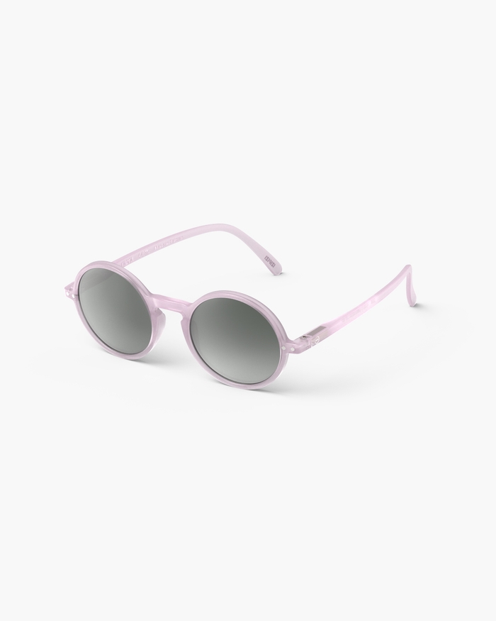 Izipizi Nos Lunettes De Soleil JUNIOR SUN #g Lilac Ajoutent Une Touche Rétro Incontournable Que Tous Les Enfants Voudront Porter. Leur Monture Ronde Donne Du Caractère à N'importe Quelle Tenue Tandis Que Les Verres Gris De Ca