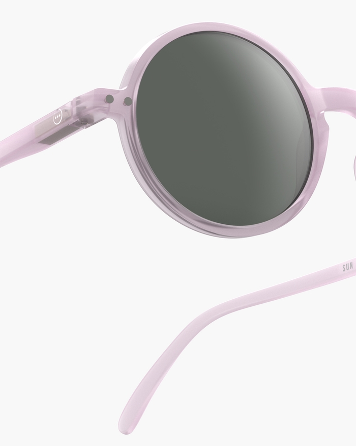 Izipizi Nos Lunettes De Soleil JUNIOR SUN #g Lilac Ajoutent Une Touche Rétro Incontournable Que Tous Les Enfants Voudront Porter. Leur Monture Ronde Donne Du Caractère à N'importe Quelle Tenue Tandis Que Les Verres Gris De Ca