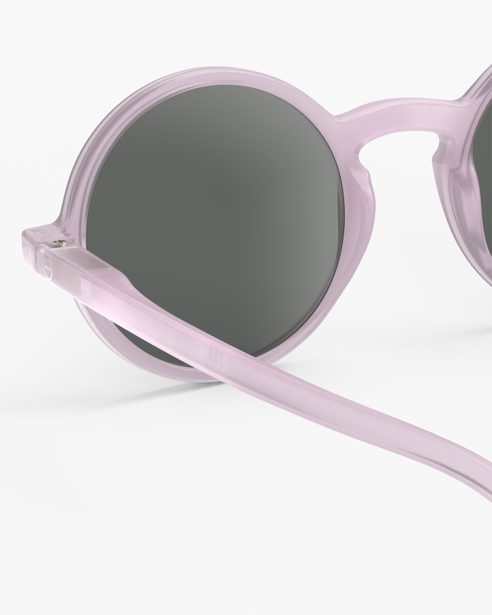 Izipizi Nos Lunettes De Soleil JUNIOR SUN #g Lilac Ajoutent Une Touche Rétro Incontournable Que Tous Les Enfants Voudront Porter. Leur Monture Ronde Donne Du Caractère à N'importe Quelle Tenue Tandis Que Les Verres Gris De Ca