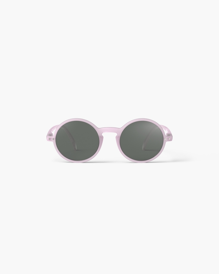 izipizi Nos lunettes de soleil JUNIOR SUN #g Lilac ajoutent une touche rétro incontournable que tous les enfants voudront porter. Leur monture ronde donne du caractère à n'importe quelle tenue tandis que les verres gris de ca