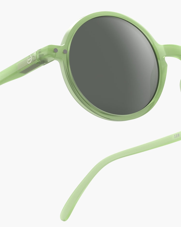 Izipizi Nos Lunettes De Soleil JUNIOR SUN #g Pear Ajoutent Une Touche Rétro Incontournable Que Tous Les Enfants Voudront Porter. Leur Monture Ronde Donne Du Caractère à N'importe Quelle Tenue Tandis Que Les Verres Gris De Cat