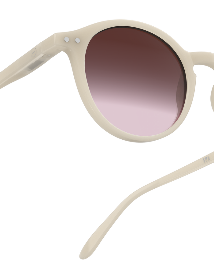 Izipizi Notre Modèle Le Plus Populaire Est Réinventé Dans Une Toute Nouvelle Couleur Vintage Cream. Les Lunettes De Soleil SUN D Vintage Cream Se Distinguent Par Leur Monture Crème Brillante à La Fois Chic Et Intemporelle.
