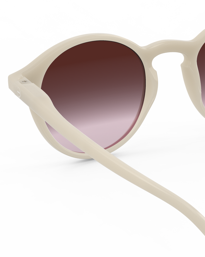 Izipizi Notre Modèle Le Plus Populaire Est Réinventé Dans Une Toute Nouvelle Couleur Vintage Cream. Les Lunettes De Soleil SUN D Vintage Cream Se Distinguent Par Leur Monture Crème Brillante à La Fois Chic Et Intemporelle.