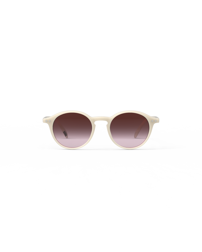 izipizi Notre modèle le plus populaire est réinventé dans une toute nouvelle couleur Vintage Cream. Les lunettes de soleil SUN D Vintage Cream se distinguent par leur monture crème brillante à la fois chic et intemporelle. izipizi Notre modèle le plus populaire est réinventé dans une toute nouvelle couleur Vintage Cream. Les lunettes de soleil SUN D Vintage Cream se distinguent par leur monture crème brillante à la fois chic et intemporelle.