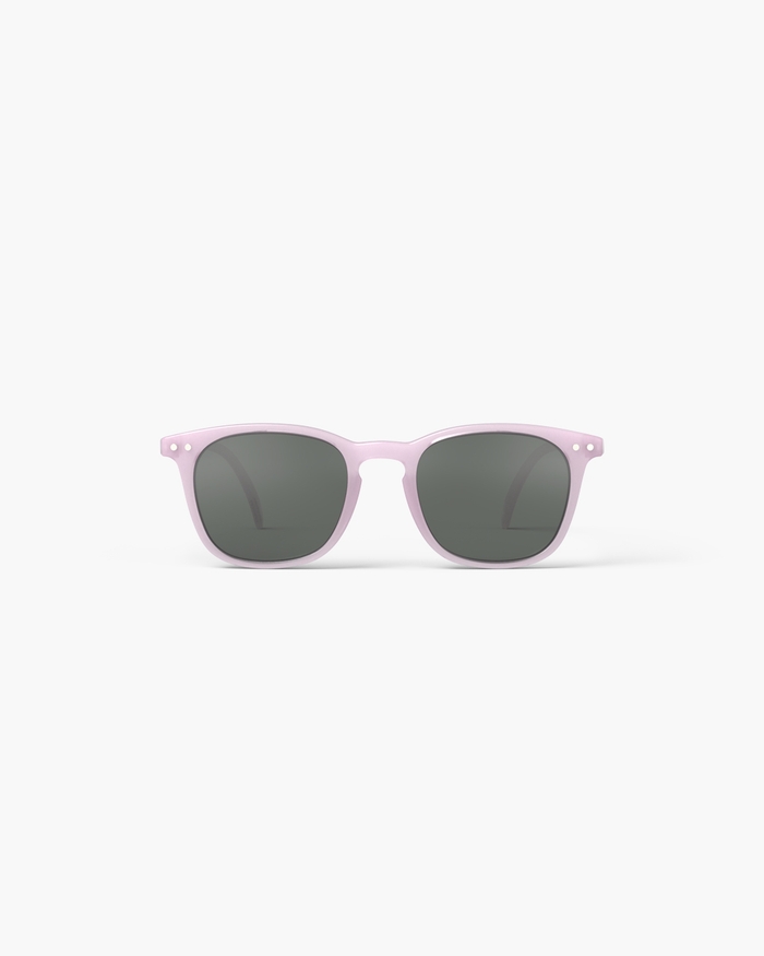Izipizi Voici Les JUNIOR SUN #e Lilac Nos Lunettes De Soleil à Monture Carrée Conçues Pour Offrir Un Look Moderne Et Tendance Aux Enfants. Disponibles également En Version Adulte Elles Permettent Aux Parents Et Enfants De Co