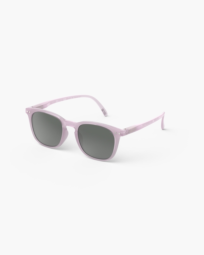 Izipizi Voici Les JUNIOR SUN #e Lilac Nos Lunettes De Soleil à Monture Carrée Conçues Pour Offrir Un Look Moderne Et Tendance Aux Enfants. Disponibles également En Version Adulte Elles Permettent Aux Parents Et Enfants De Co