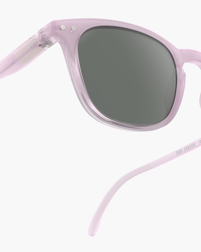 Izipizi Voici Les JUNIOR SUN #e Lilac Nos Lunettes De Soleil à Monture Carrée Conçues Pour Offrir Un Look Moderne Et Tendance Aux Enfants. Disponibles également En Version Adulte Elles Permettent Aux Parents Et Enfants De Co