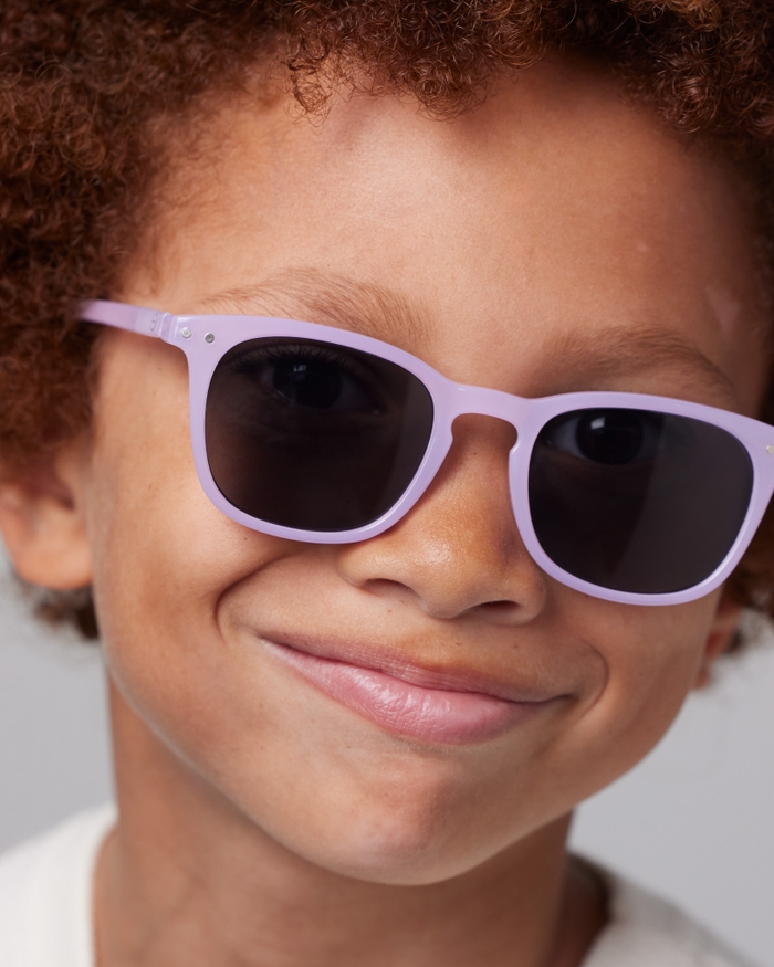 izipizi Voici les JUNIOR SUN #e Lilac nos lunettes de soleil à monture carrée conçues pour offrir un look moderne et tendance aux enfants. Disponibles également en version adulte elles permettent aux parents et enfants de co