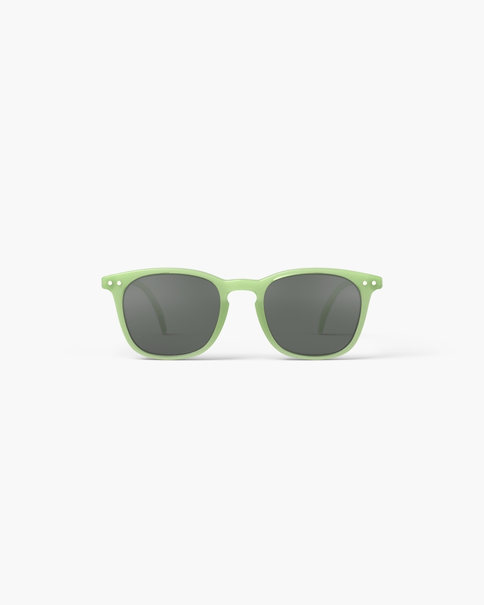 Izipizi Voici Les JUNIOR SUN #e Pear Nos Lunettes De Soleil à Monture Carrée Conçues Pour Offrir Un Look Moderne Et Tendance Aux Enfants. Disponibles également En Version Adulte Elles Permettent Aux Parents Et Enfants De Coo