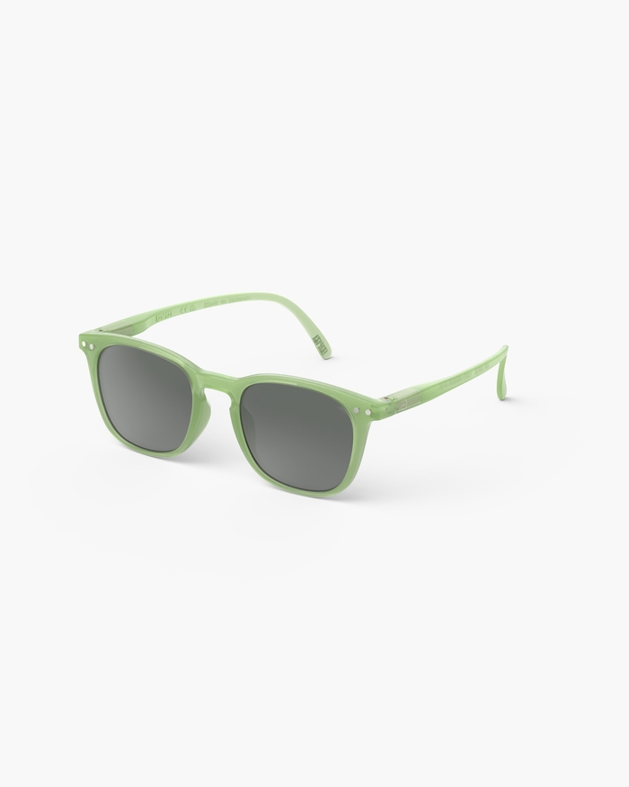 Izipizi Voici Les JUNIOR SUN #e Pear Nos Lunettes De Soleil à Monture Carrée Conçues Pour Offrir Un Look Moderne Et Tendance Aux Enfants. Disponibles également En Version Adulte Elles Permettent Aux Parents Et Enfants De Coo