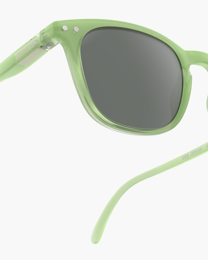 Izipizi Voici Les JUNIOR SUN #e Pear Nos Lunettes De Soleil à Monture Carrée Conçues Pour Offrir Un Look Moderne Et Tendance Aux Enfants. Disponibles également En Version Adulte Elles Permettent Aux Parents Et Enfants De Coo