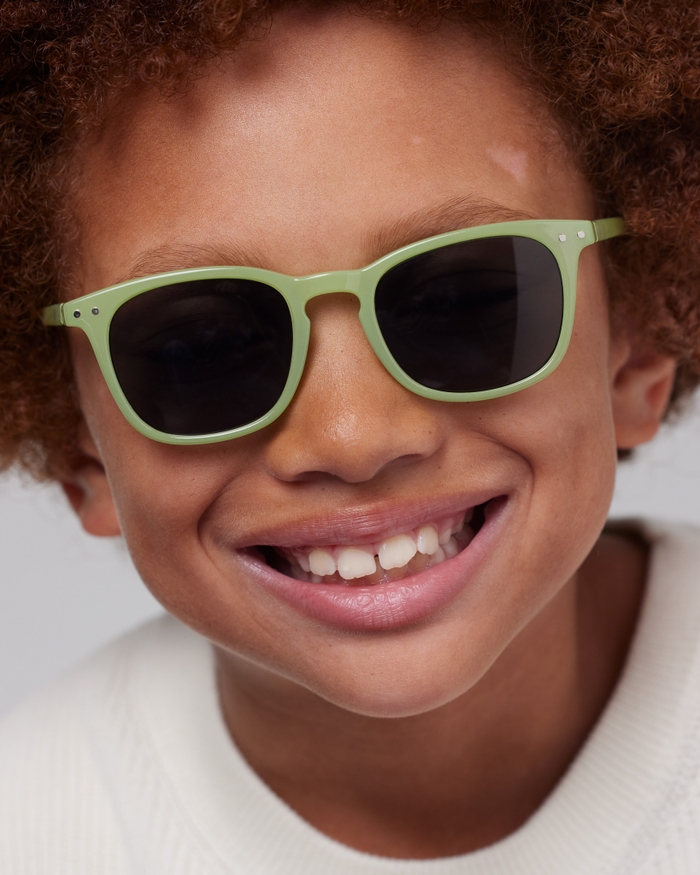 izipizi Voici les JUNIOR SUN #e Pear nos lunettes de soleil à monture carrée conçues pour offrir un look moderne et tendance aux enfants. Disponibles également en version adulte elles permettent aux parents et enfants de coo