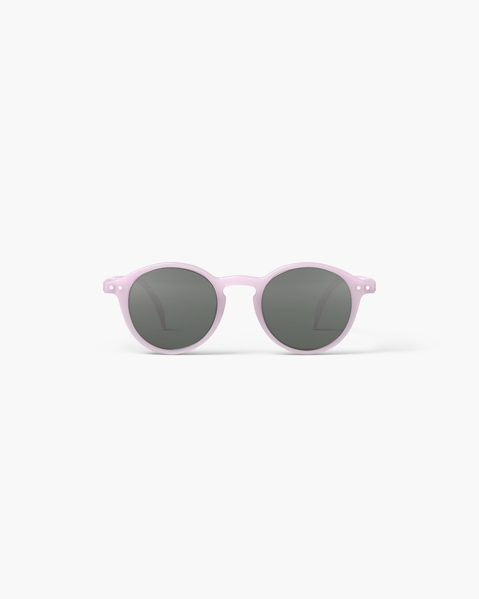 Izipizi Voici Les Lunettes De Soleil JUNIOR SUN #d Lilac La Version Junior De Notre Best-seller Forme Pantos Conçu Pour Flatter Tous Les Visages. Ce Modèle Iconique Est également Disponible En BABY KIDS KIDS PLUS Et SUN Perme