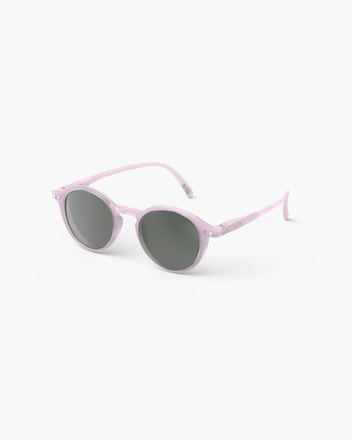 Izipizi Voici Les Lunettes De Soleil JUNIOR SUN #d Lilac La Version Junior De Notre Best-seller Forme Pantos Conçu Pour Flatter Tous Les Visages. Ce Modèle Iconique Est également Disponible En BABY KIDS KIDS PLUS Et SUN Perme