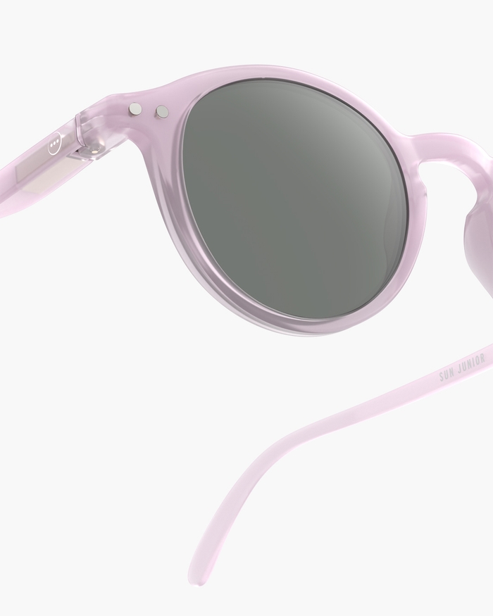 Izipizi Voici Les Lunettes De Soleil JUNIOR SUN #d Lilac La Version Junior De Notre Best-seller Forme Pantos Conçu Pour Flatter Tous Les Visages. Ce Modèle Iconique Est également Disponible En BABY KIDS KIDS PLUS Et SUN Perme