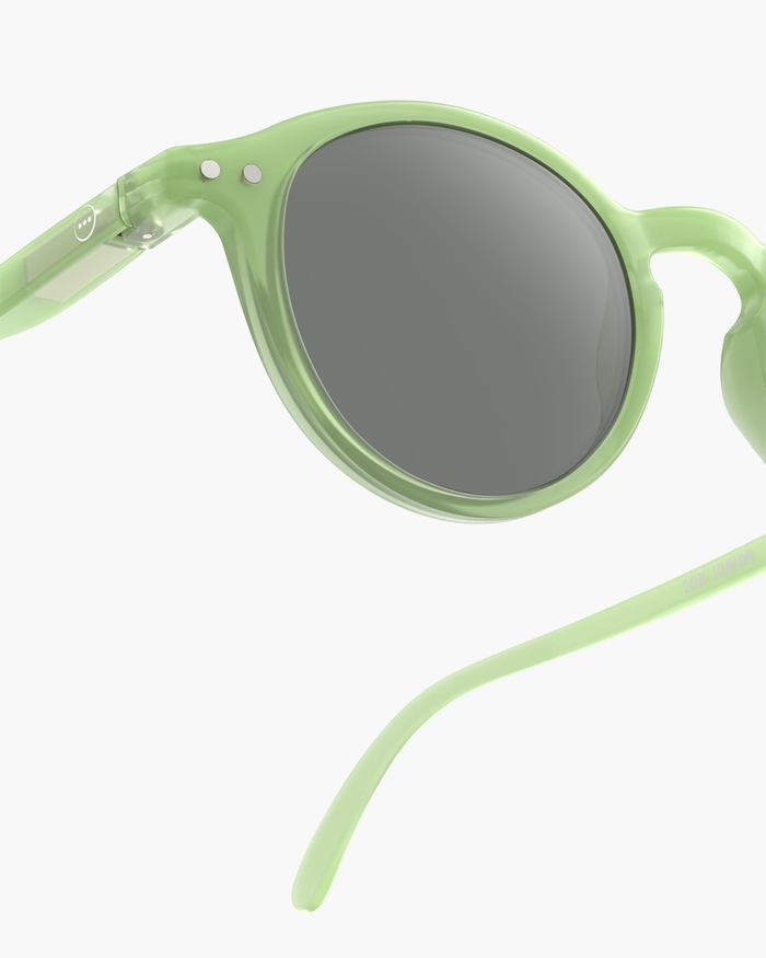 Izipizi Voici Les Lunettes De Soleil JUNIOR SUN #d Pear La Version Mini De Notre Best-seller Forme Pantos Conçu Pour Flatter Tous Les Visages. Ce Modèle Iconique Est également Disponible En BABY KIDS KIDS PLUS Et SUN Permetta