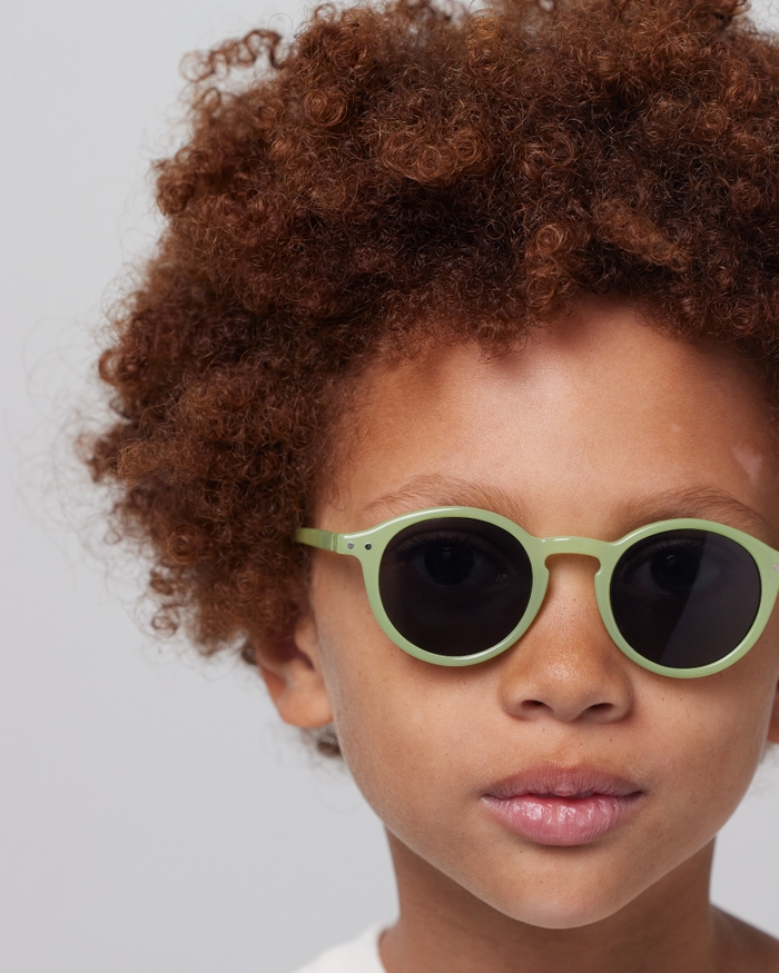 izipizi Voici les lunettes de soleil JUNIOR SUN #d Pear la version mini de notre best-seller forme pantos conçu pour flatter tous les visages. Ce modèle iconique est également disponible en BABY KIDS KIDS PLUS et SUN permetta