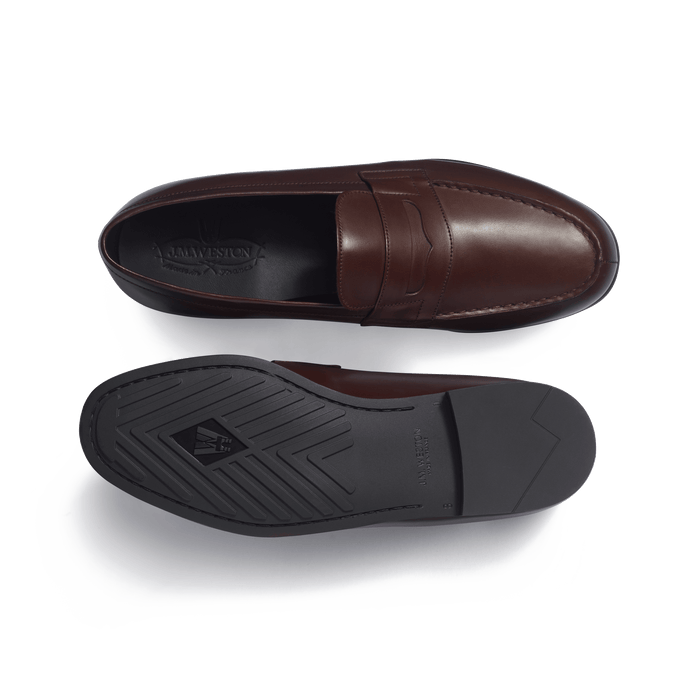 J.m. Weston Mocassin 180 Léger Homme En Cuir Veau Lisse Satiné Marron Mélèze